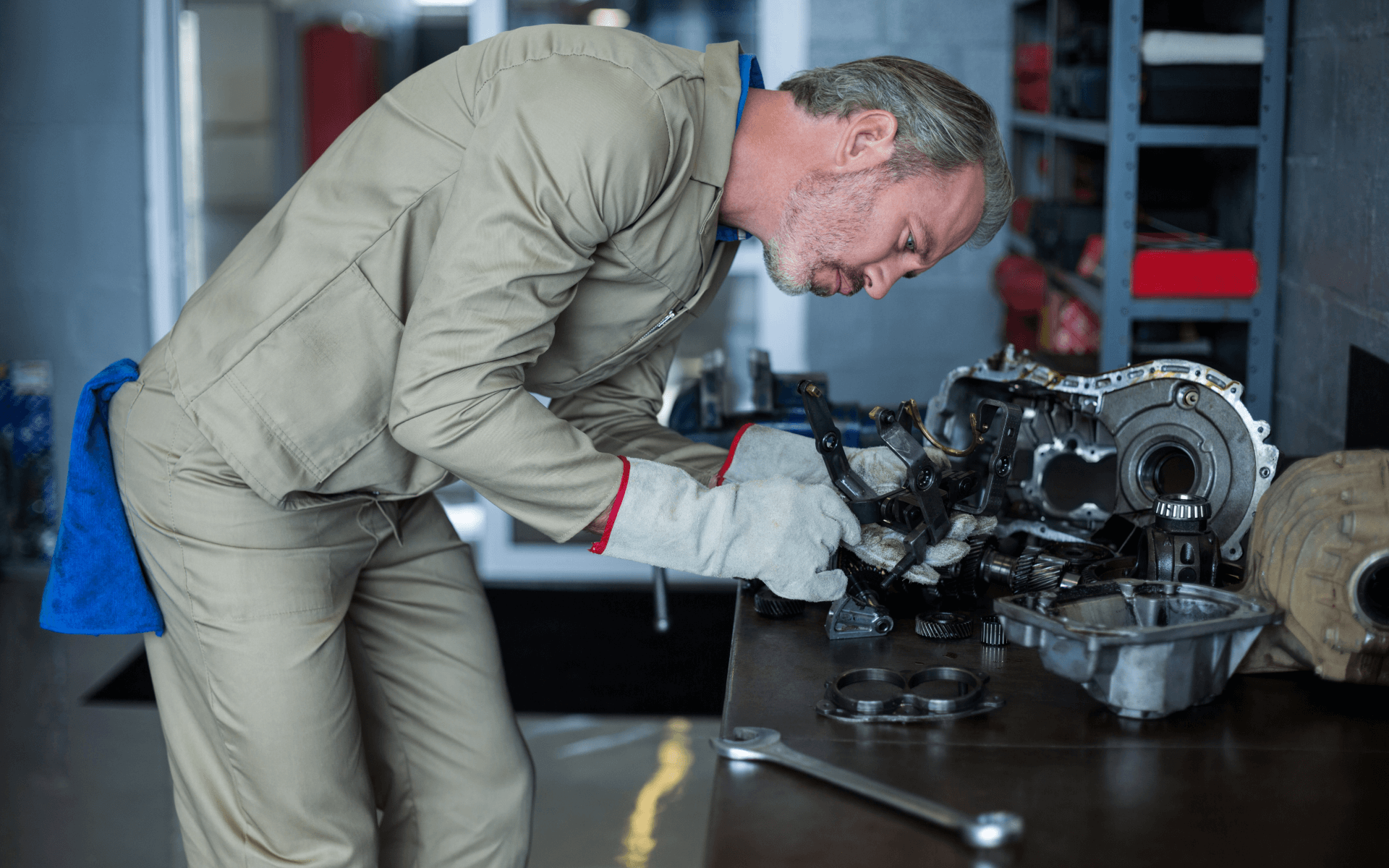 Mechaniker untersucht defekten Turbolader – Symptome, Ursachen und Reparaturtipps bei Turboladerschaden.