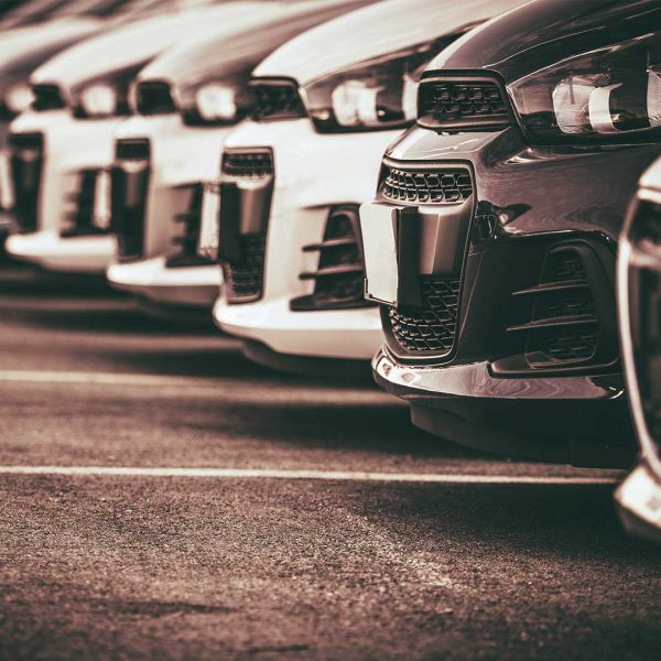 Fahrzeuge die auf der Verkaufsfläche in einer Reihe stehen.